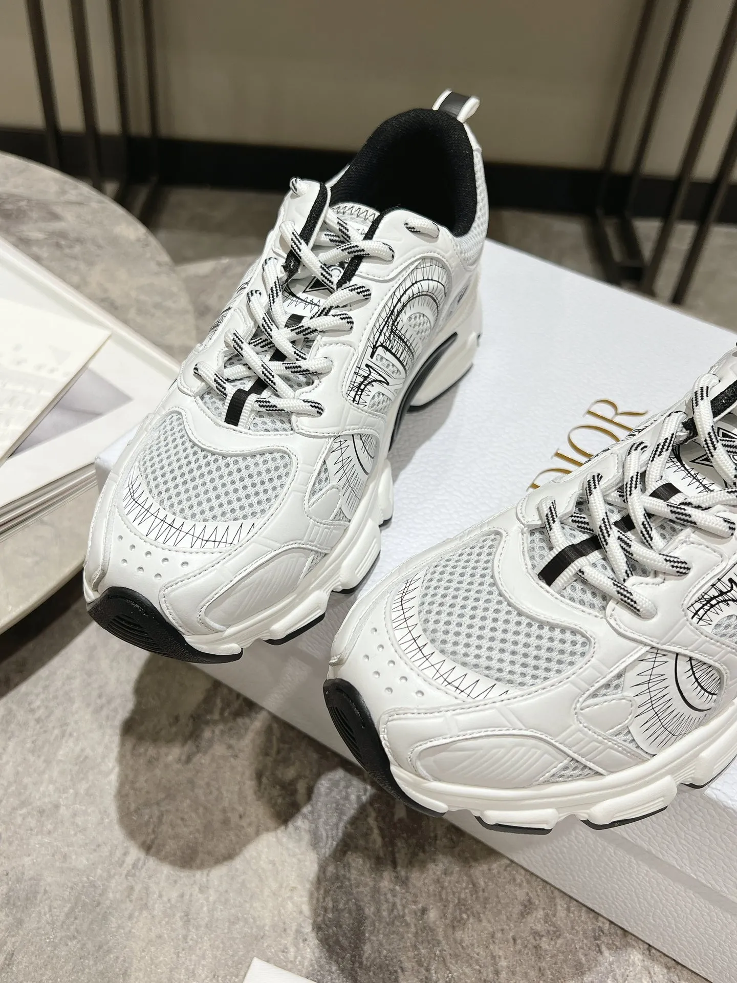 👟👟Ex-factory price 600👟👟 The latest hot model, the star model 2024 main hot product, the newly released Dior Chrono new casual sports shoes, running shoes, dad shoes are really cool, full of futuristic feeling! Really cool! Once again interpreting Dior's concept of cool fashion, the lucky star will bless you with good luck. The new EVA sole is super light and super soft! A perfect replica of the original! Fully matched material and mold! ! Women’s size: 35-39 (40.41 customized)
